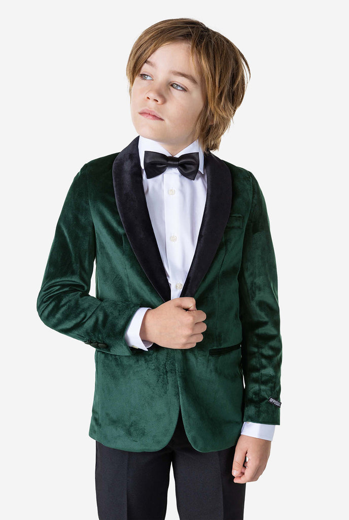 Junge, der grüne Velvet Abendkleid trägt