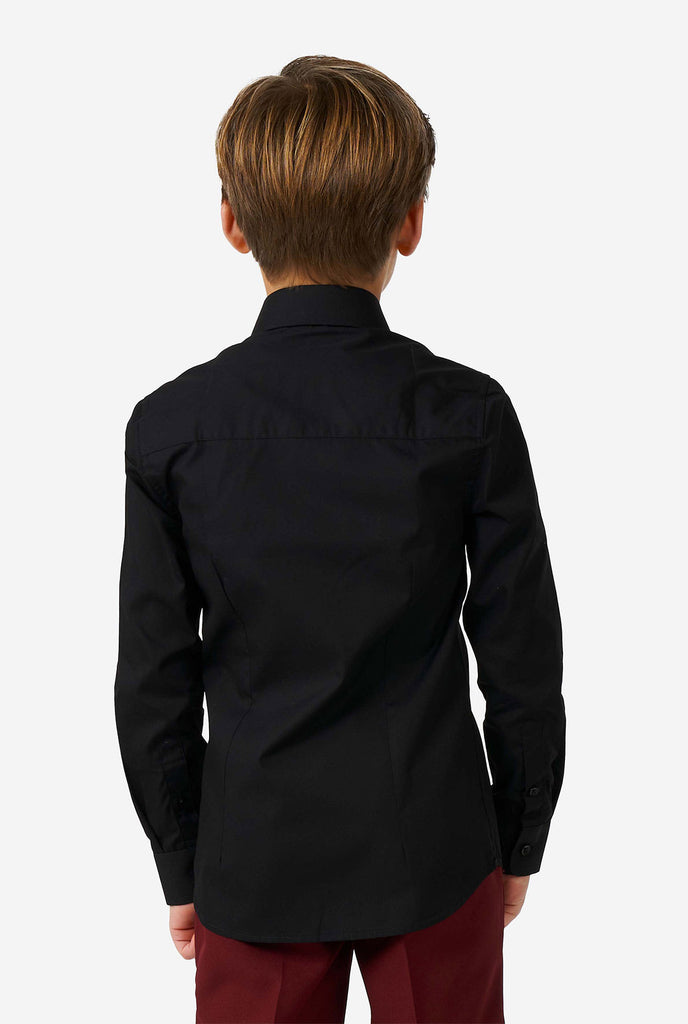 Junge, der schwarzes Langarmhemd für Jungen trägt, Blick von hinten