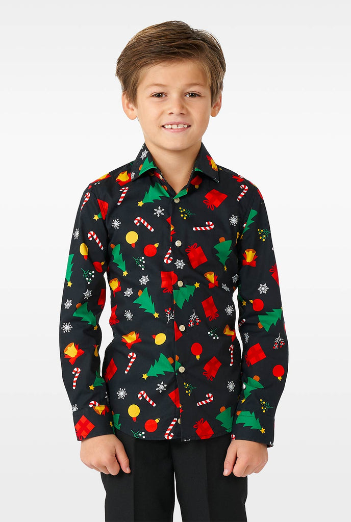 Schwarze Weihnachts -Ikonen Hemd von einem Jungen getragen