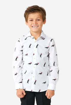 Weißes Weihnachtshemd mit Weihnachtspenguinen, die von einem Jungen getragen werden