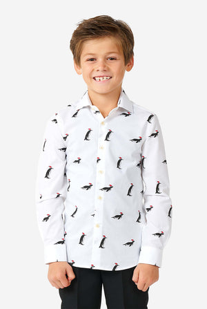 Weißes Weihnachtshemd mit Weihnachtspenguinen, die von einem Jungen getragen werden