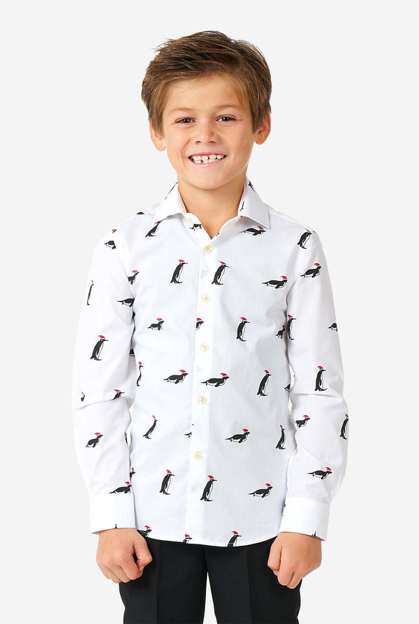 Weißes Weihnachtshemd mit Weihnachtspenguinen, die von einem Jungen getragen werden