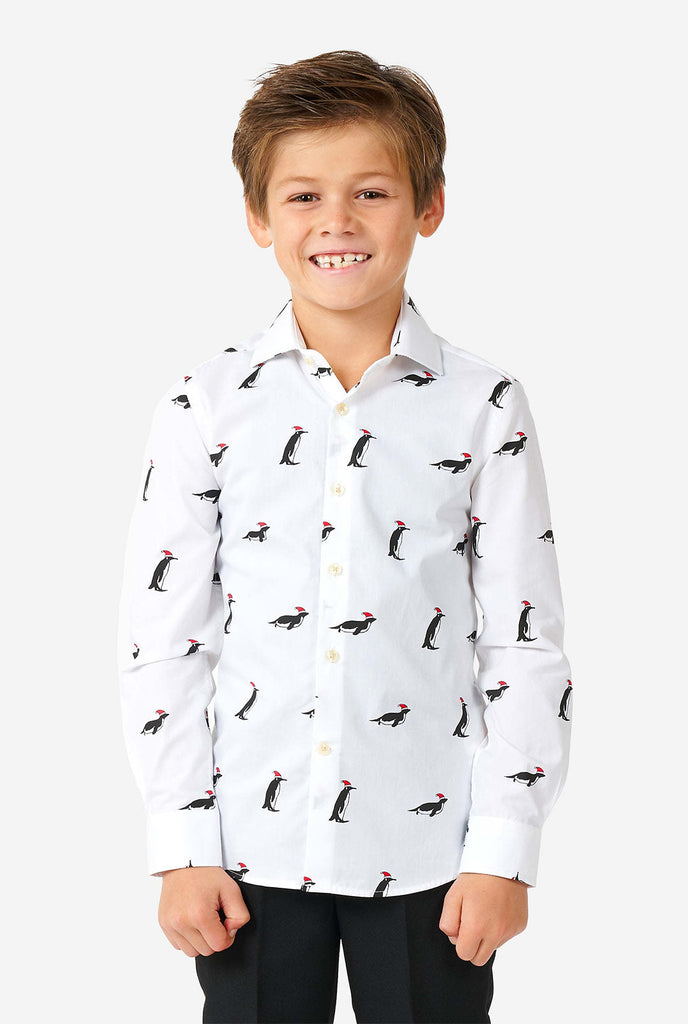 Weißes Weihnachtshemd mit Weihnachtspenguinen, die von einem Jungen getragen werden