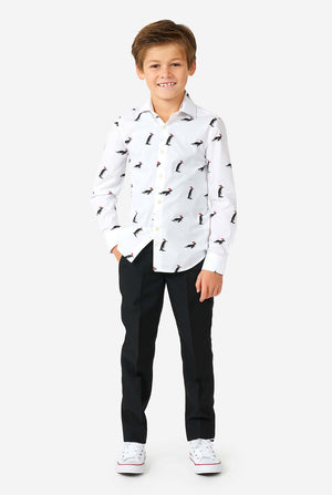 Weißes Weihnachtshemd mit Weihnachtspenguinen, die von einem Jungen getragen werden