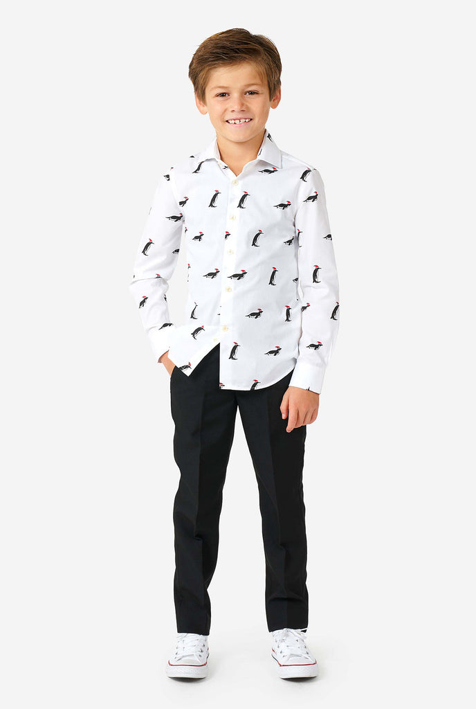 Weißes Weihnachtshemd mit Weihnachtspenguinen, die von einem Jungen getragen werden
