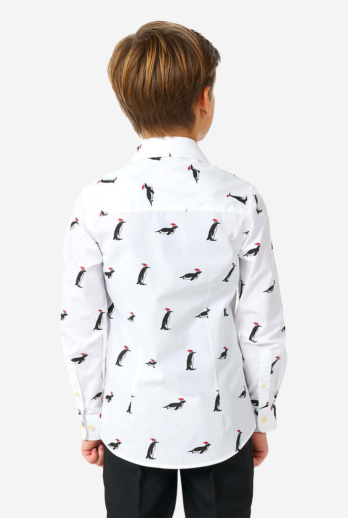 Weißes Weihnachtshemd mit Weihnachtspenguinen, die von einem Jungen getragen werden, Blick von hinten