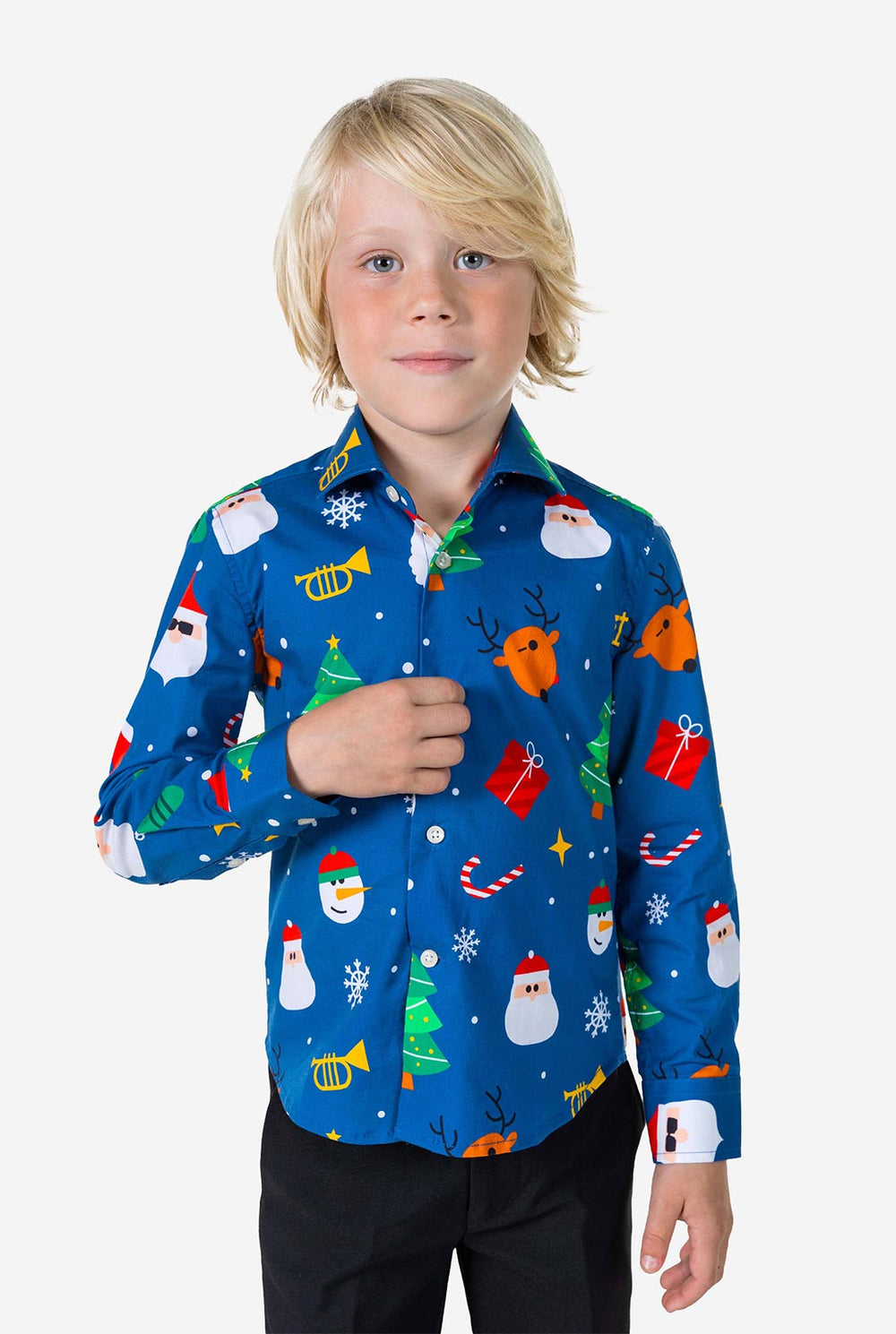 Kind trägt blaues Weihnachtshemd mit Weihnachtsdruck
