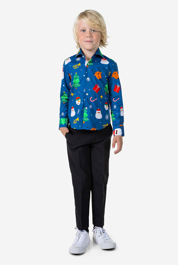Kind trägt blaues Weihnachtshemd mit Weihnachtsdruck