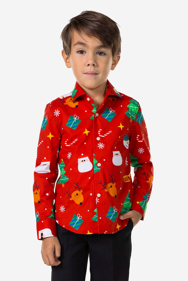 Kind trägt rote Weihnachtshemd