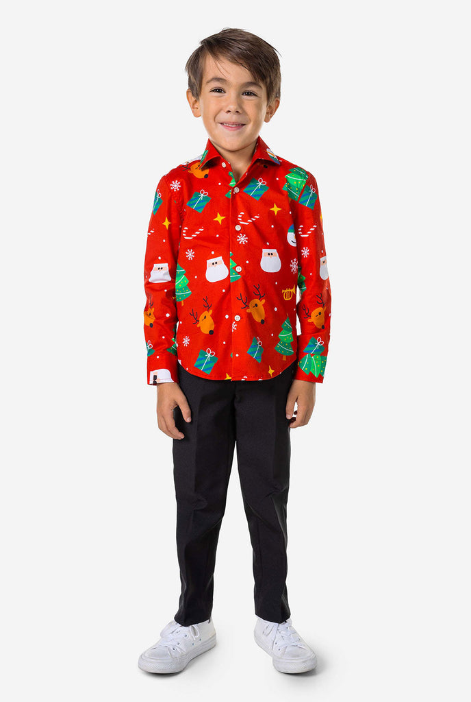 Kind trägt rote Weihnachtshemd