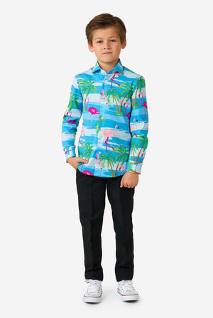 Junge, der langer Ärmel -Jungenhemd mit Sommerflamingo -Druck trägt
