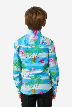Junge, der langer Ärmel -Jungenhemd mit Sommerflamingo -Druck trägt, Blick von hinten