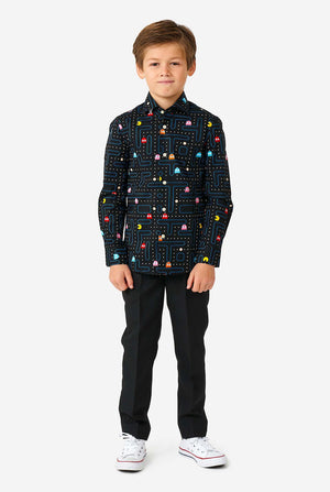 Junge, der langer Ärmel hemd mit Pac-Man-Druck trägt