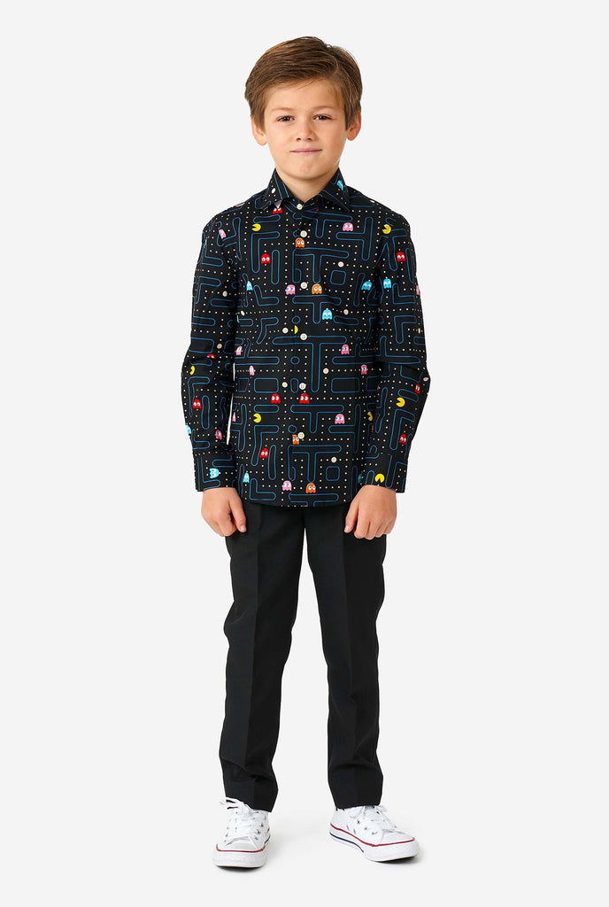 Junge, der langer Ärmel hemd mit Pac-Man-Druck trägt