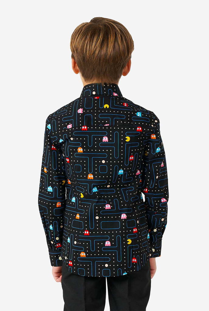 Junge, der langer Ärmel hemd mit Pac-Man-Druck trägt, Blick von hinten