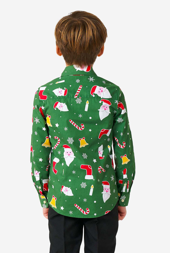 Kind, das ein grünes Weihnachtshemd mit Weihnachtssymbolen trägt, Blick von hinten