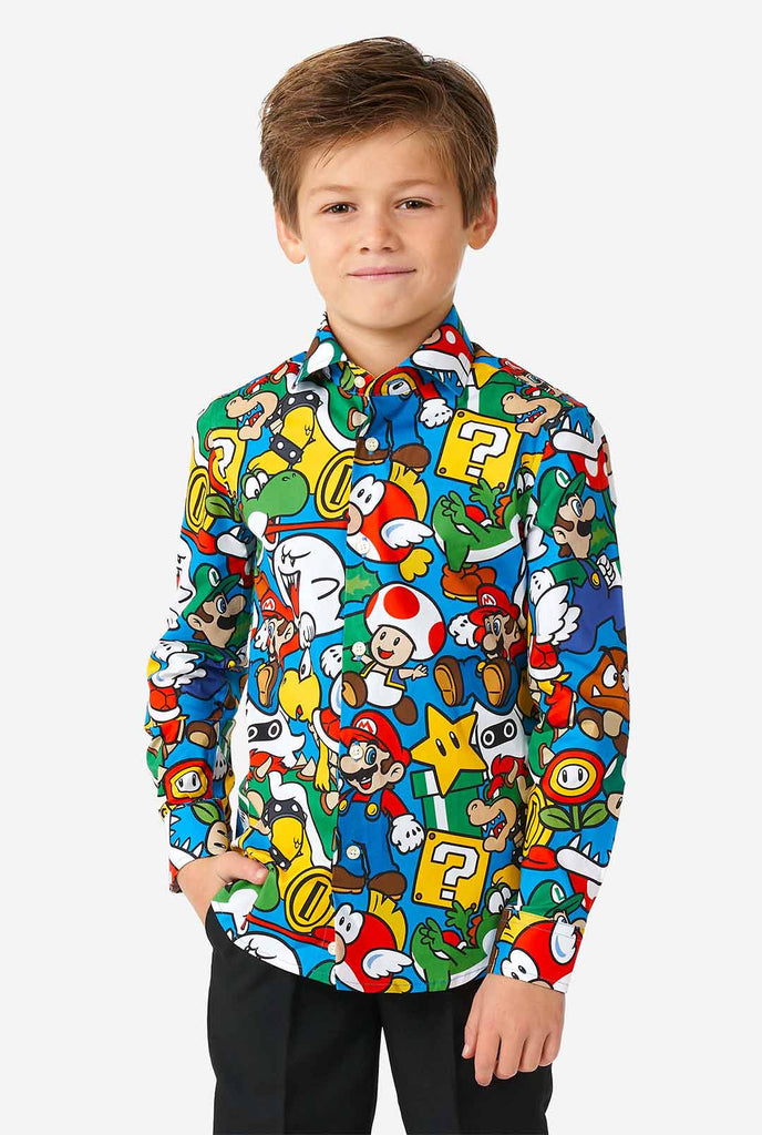 Junge, der ein farbiges hemd mit Super Mario Nintendo Print trägt