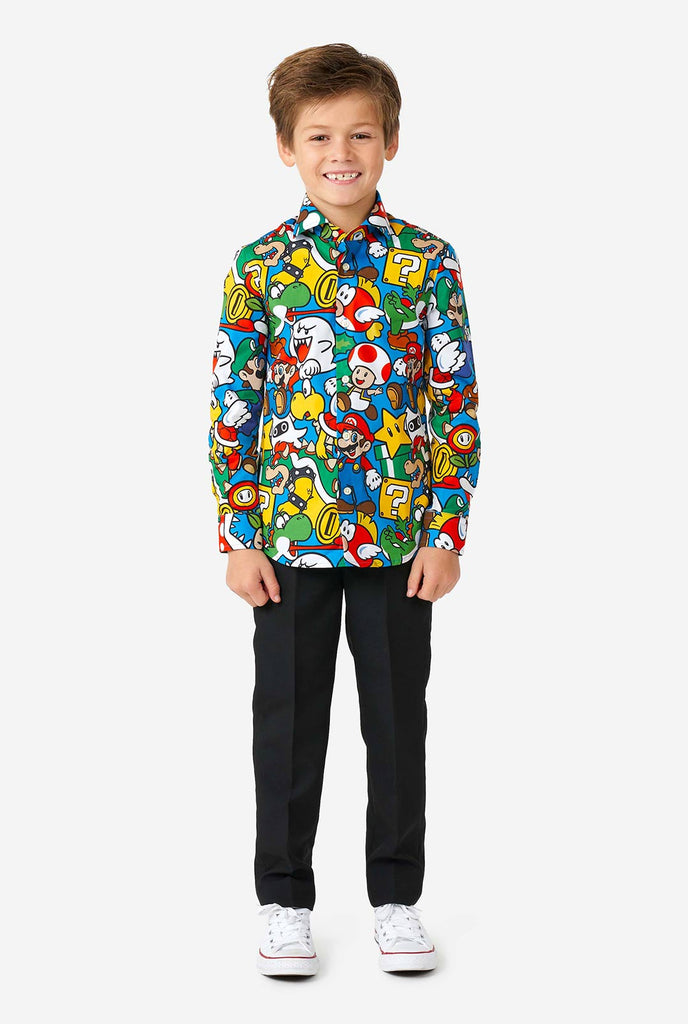 Junge, der ein farbiges hemd mit Super Mario Nintendo Print trägt