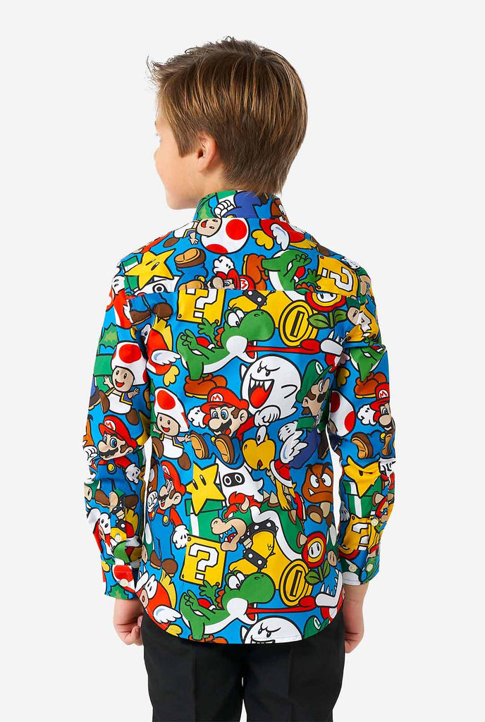 Junge, der ein farbiges hemd mit Super Mario Nintendo Print trägt, Blick von hinten