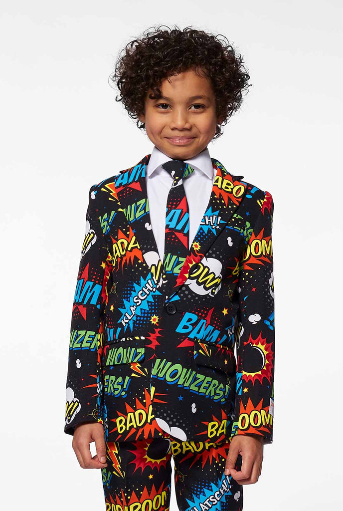 Comic -Phrasenanzug für Jungen, die von einem Jungen getragen werden