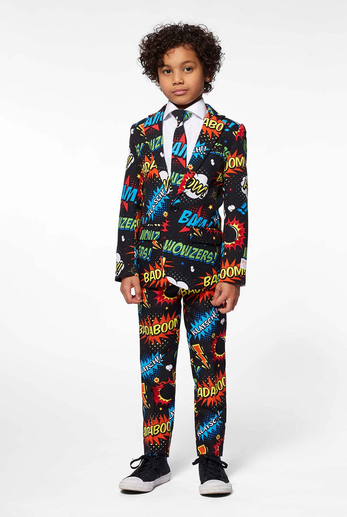 Comic -Phrasenanzug für Jungen, die von einem Jungen getragen werden