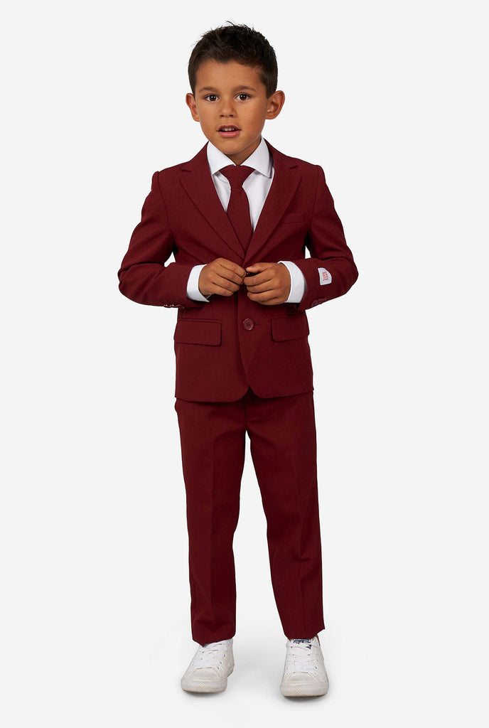 Kind trägt einen burgunderroten Anzug für Jungen