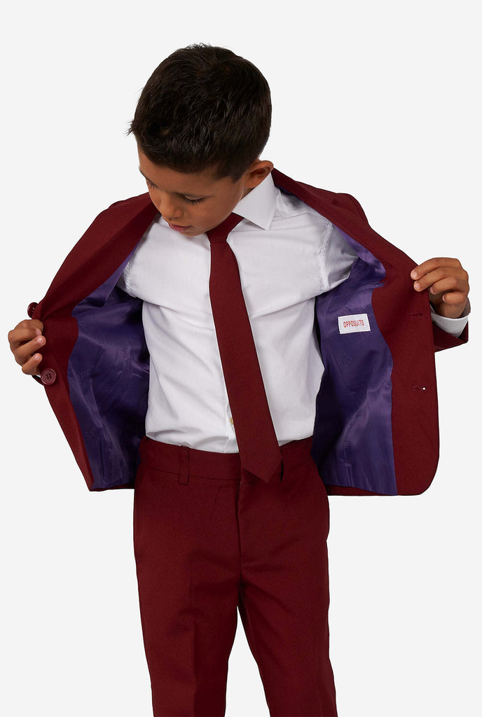 Kind trägt einen burgunderroten Anzug für Jungen
