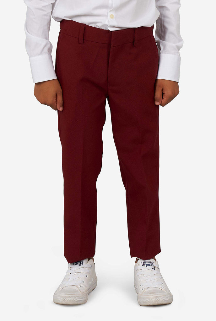 Kind trägt einen burgunderroten Anzug für Jungen, Hosen in der Nähe