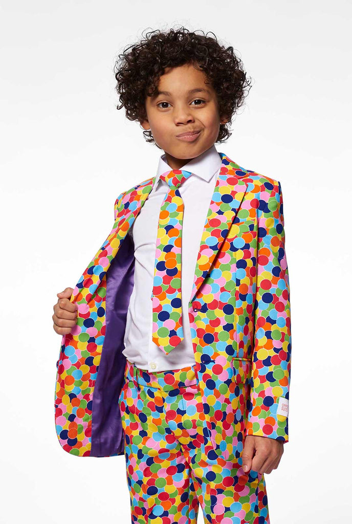 Multi -farbige Konfetti -Print -Jungenanzug von Jungen getragen