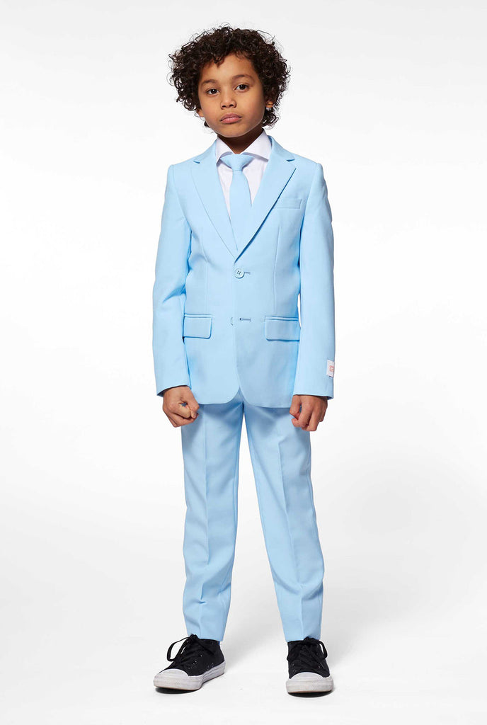 Fest farbiger hellblauer Anzug vom Jungen getragen