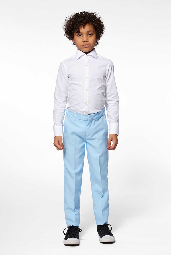 Junge, der minderfarbige hellblaue Hosen teile Od Jungen Anzug