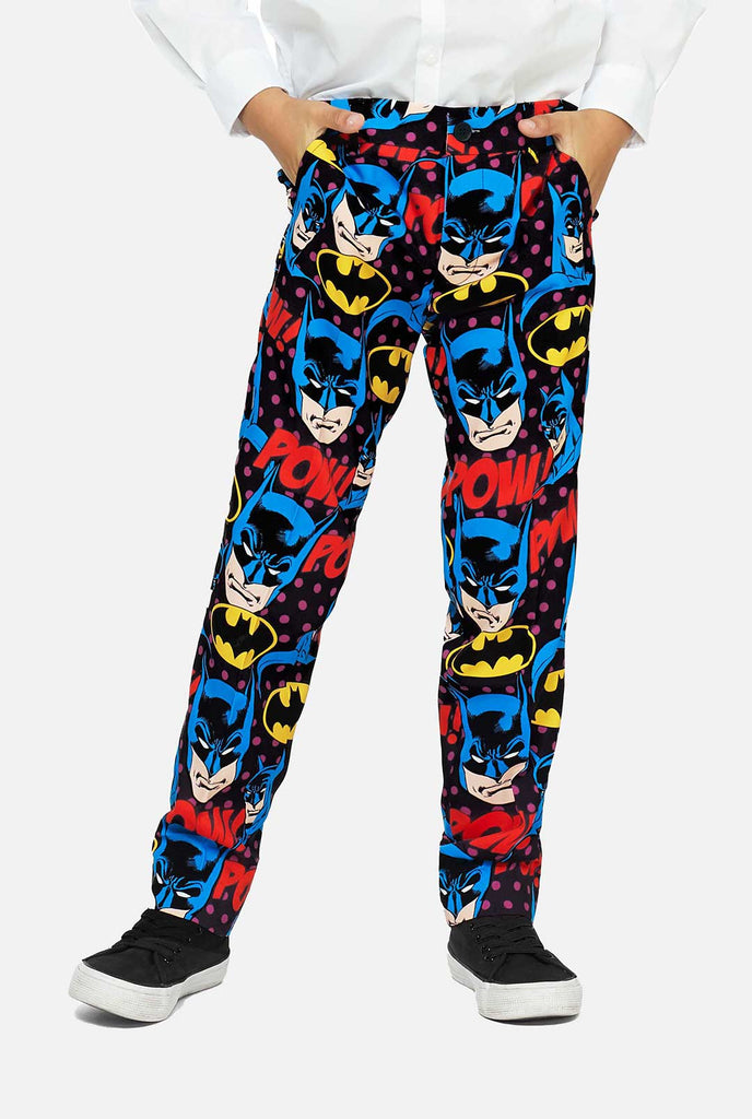 Hose mit Batman -Themen, Teil des Anzugs für Jungen, die von Jungen getragen werden