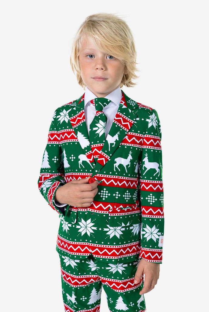 Kind trägt grünen Weihnachtsanzug