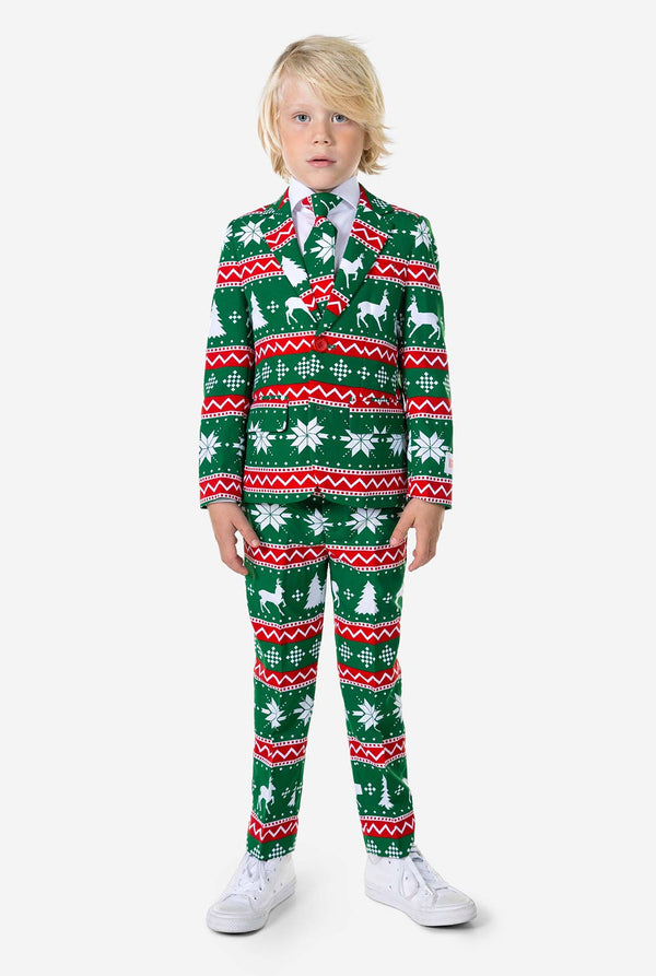 Kind trägt grünen Weihnachtsanzug