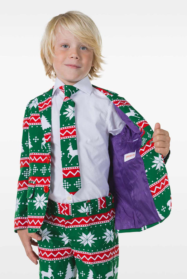 Kind trägt grünen Weihnachtsanzug