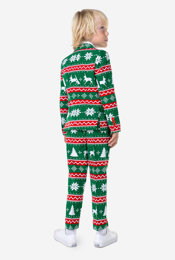 Kind trägt grünen Weihnachtsanzug