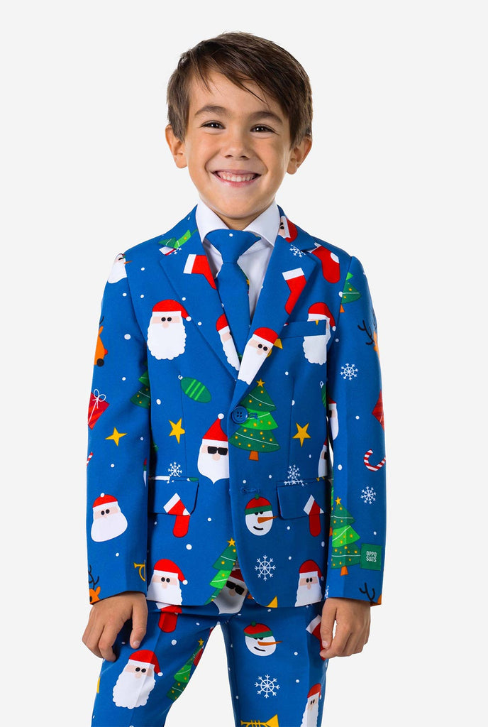 Kind trägt blauen Weihnachtsanzug