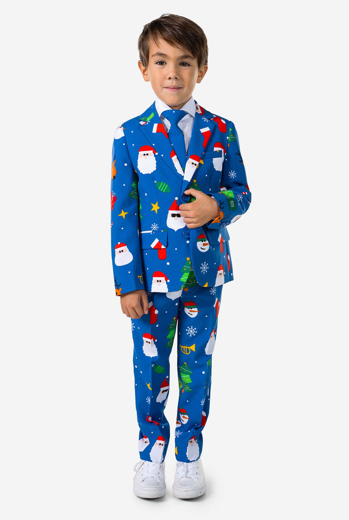 Kind trägt blauen Weihnachtsanzug