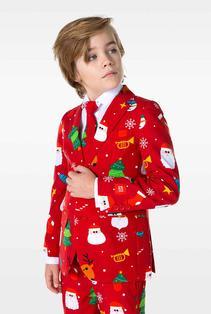 Kind trägt roten Weihnachtsanzug mit Weihnachtsikonen