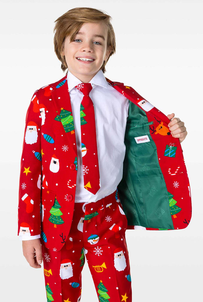 Kind trägt roten Weihnachtsanzug mit Weihnachtsikonen