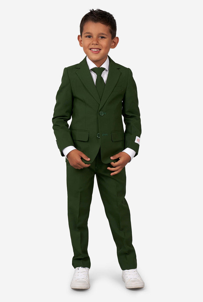 Junge, der grünen Anzug trägt