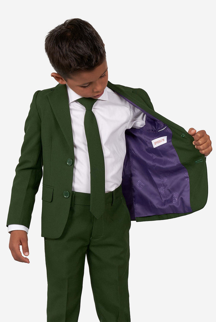 Junge, der grünen Anzug trägt