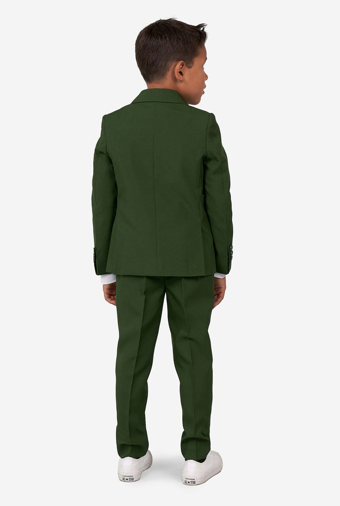 Junge, der grünen Anzug trägt, Blick von hinten