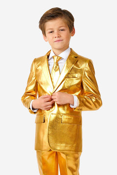 Junge, der glänzenden goldenen Anzug trägt