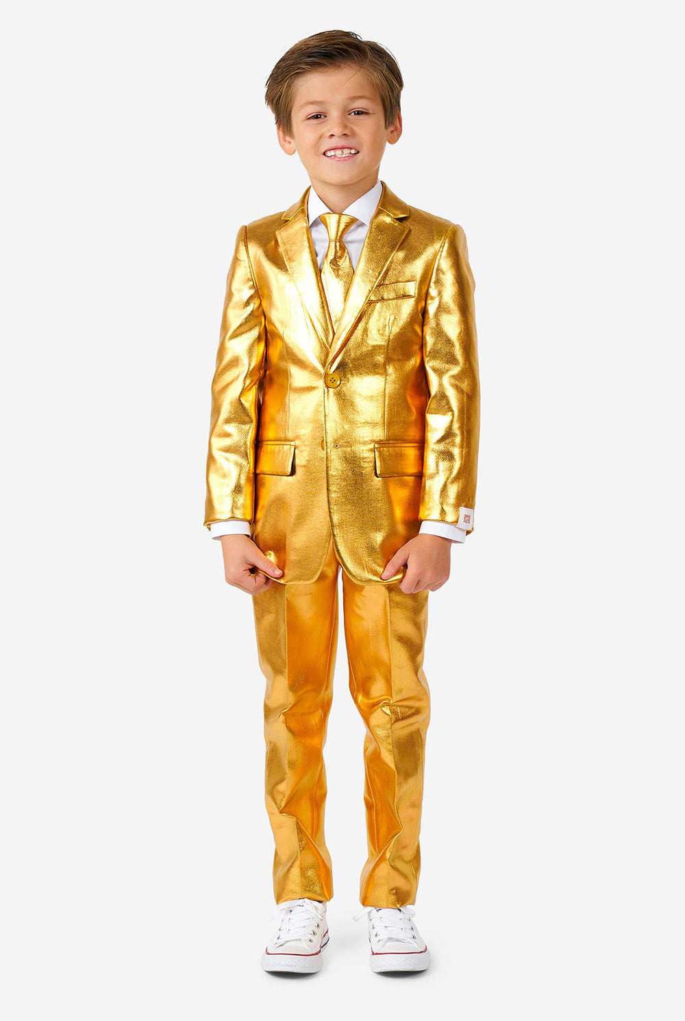 Junge, der glänzenden goldenen Anzug trägt