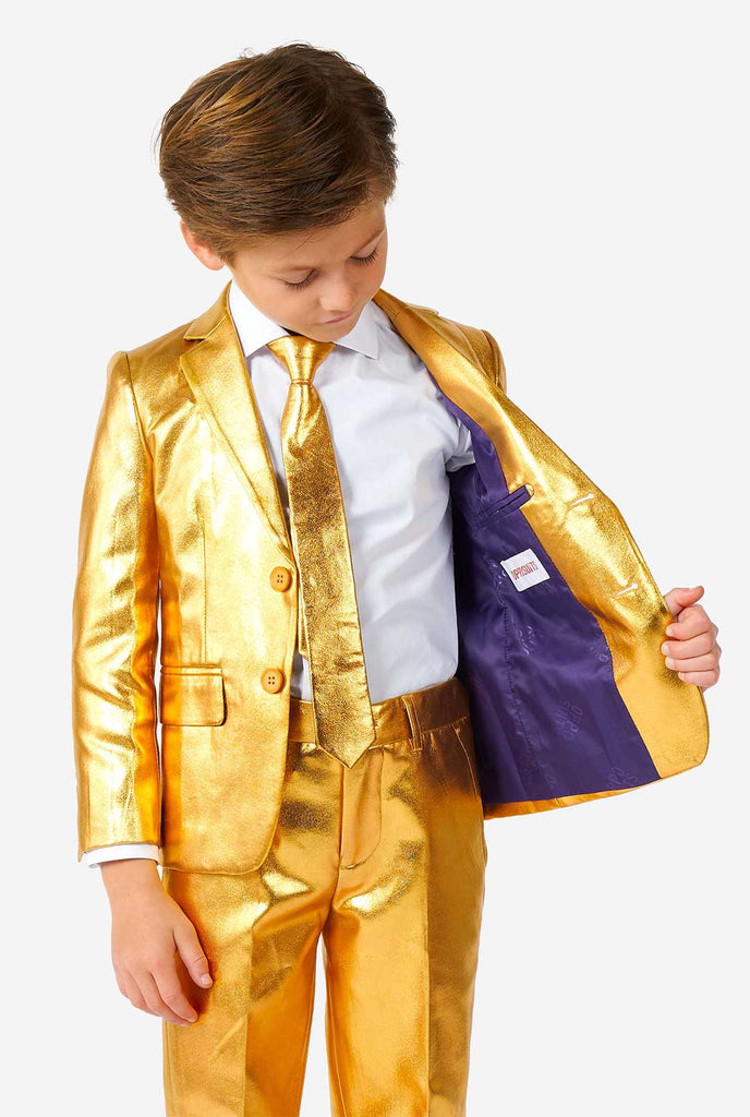 Junge, der glänzenden goldenen Anzug trägt