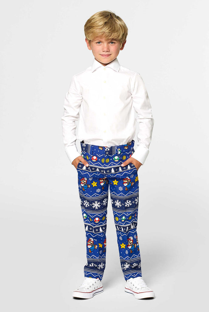 Junge, der Weihnachtsanzughose für Jungen mit Super Mario Print trägt