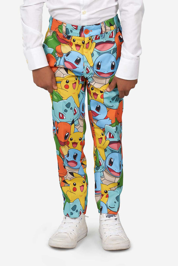 Junge, der Pokemon Print -Anzug trägt, Hosen in der Nähe