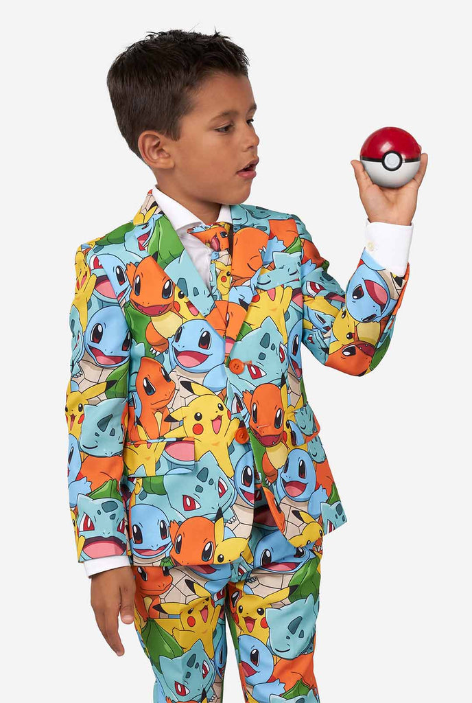 Junge, der Pokemon Druckanzug trägt