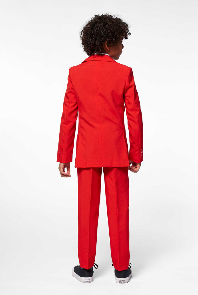 Roter Anzug für Jungen, die von Jungen von hinten getragen werden